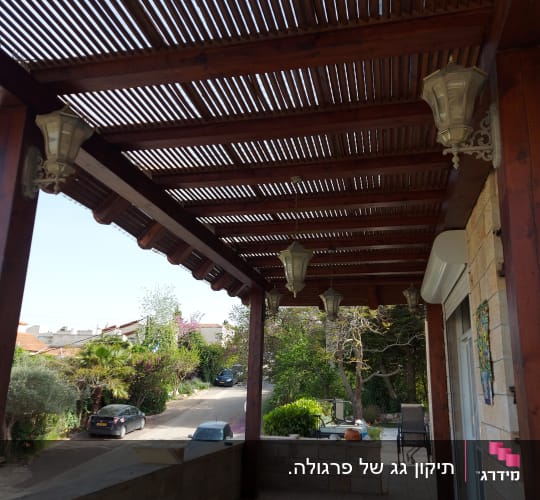 פרגולה מעץ עם מנורות תלייה על מרפסת